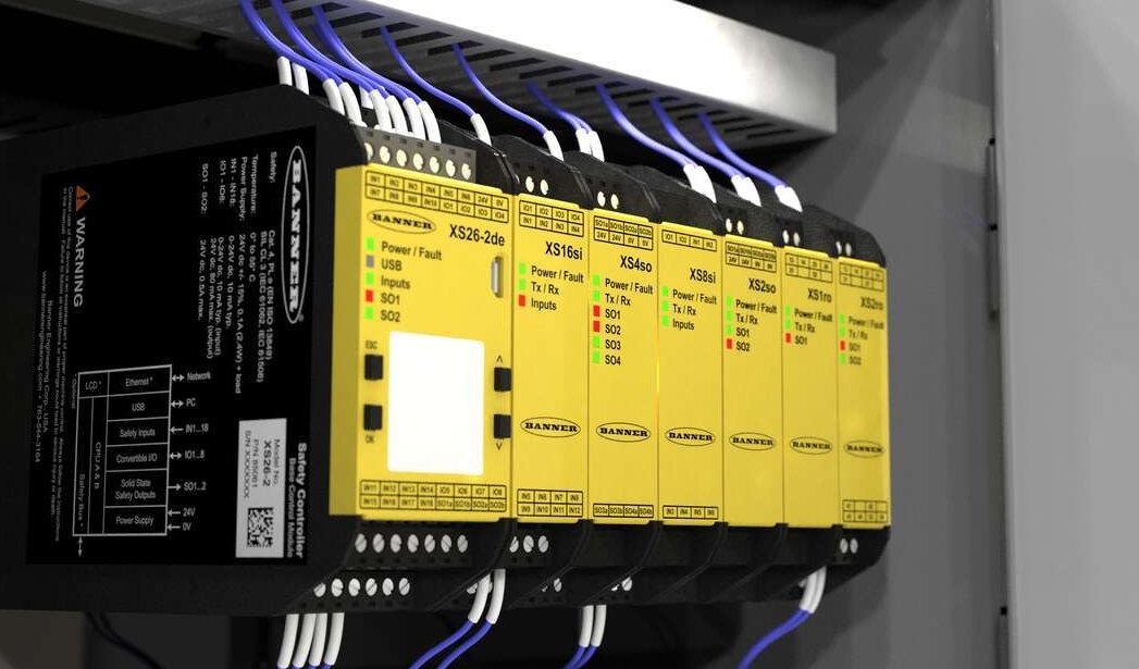 XS26-2 safety controller and WLS15C