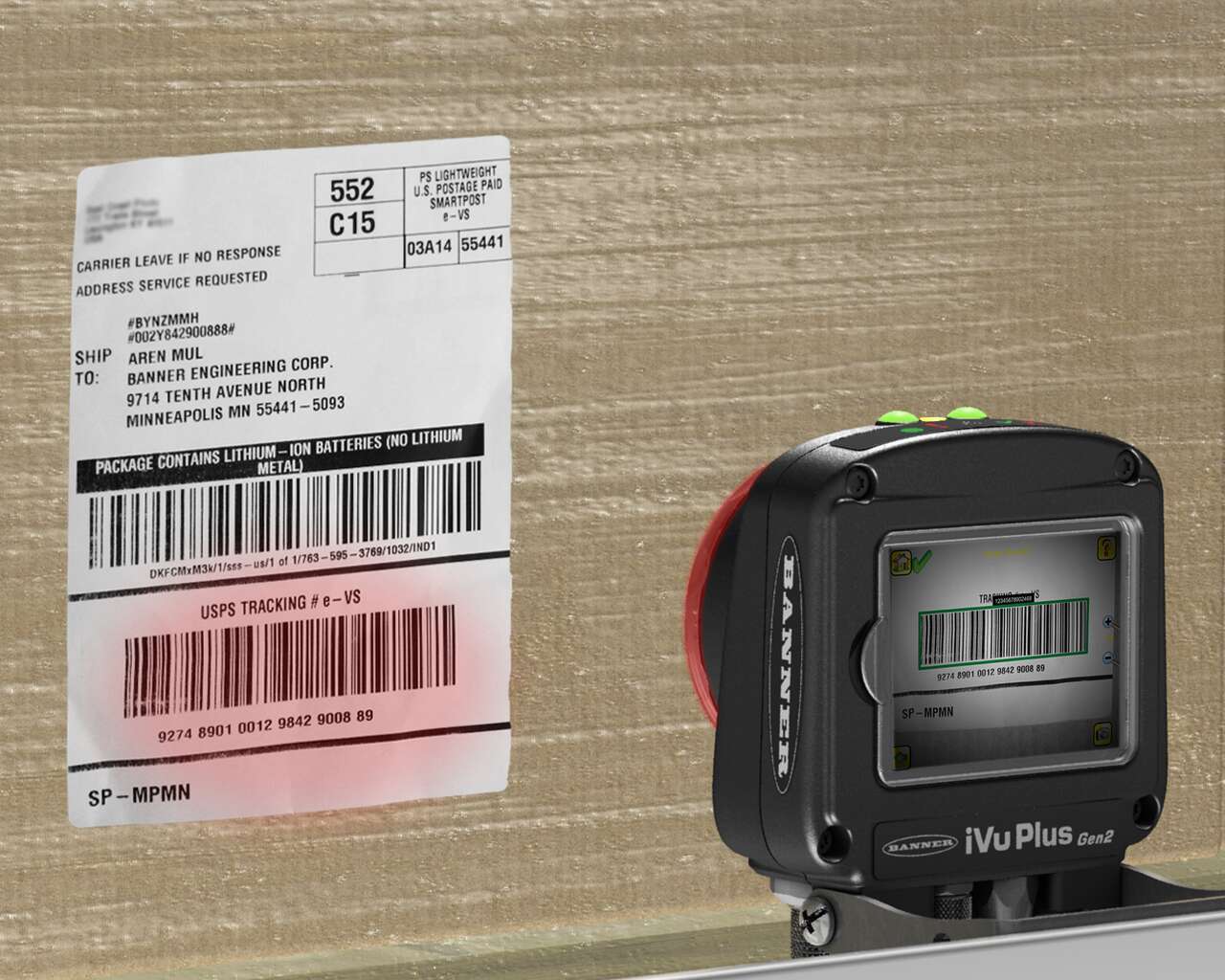 iVu-Gen2_Pallet-Tracking iVu BCR reads a code on a box